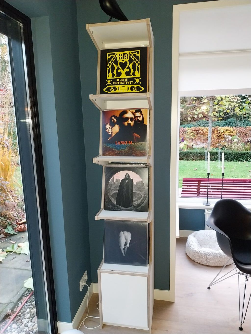 Ophon Coverfront record cabinet in birch plywood, white, one column, four compartments high, with records standing cover-forward
