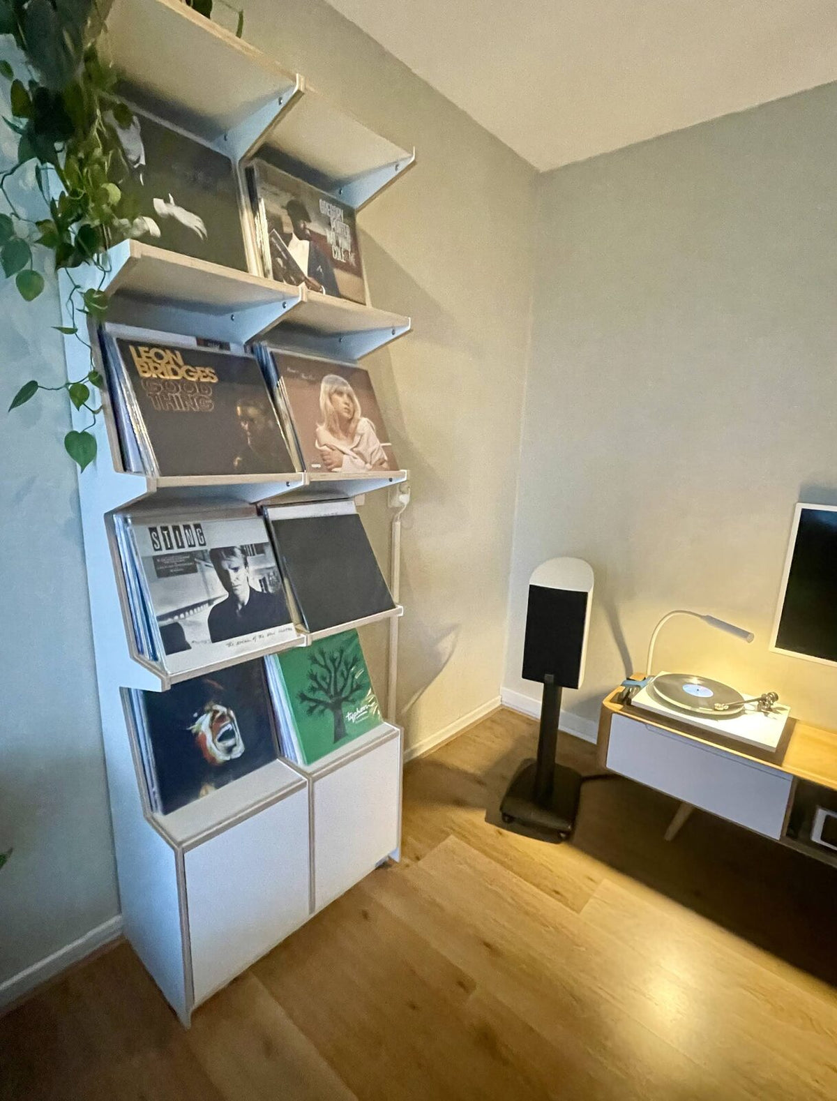 Ophon Coverfront record cabinet in birch plywood, white, two columns, four compartments high, with records standing cover-forward