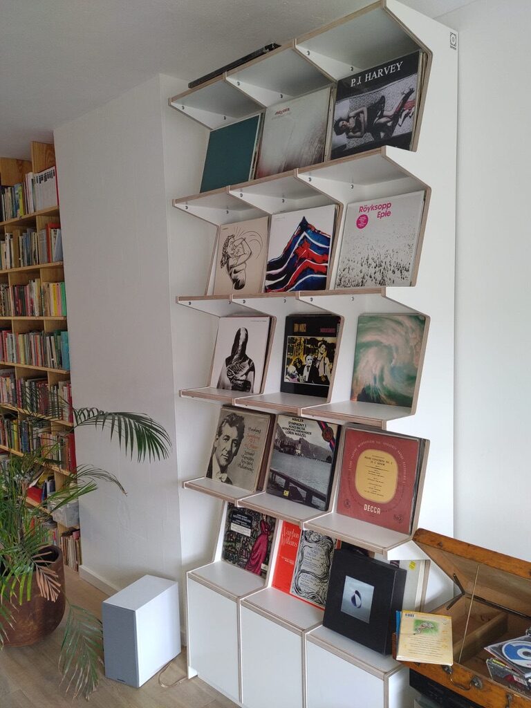 Ophon Coverfront record cabinet in birch plywood, white, three columns, five compartments high, with records standing cover-forward