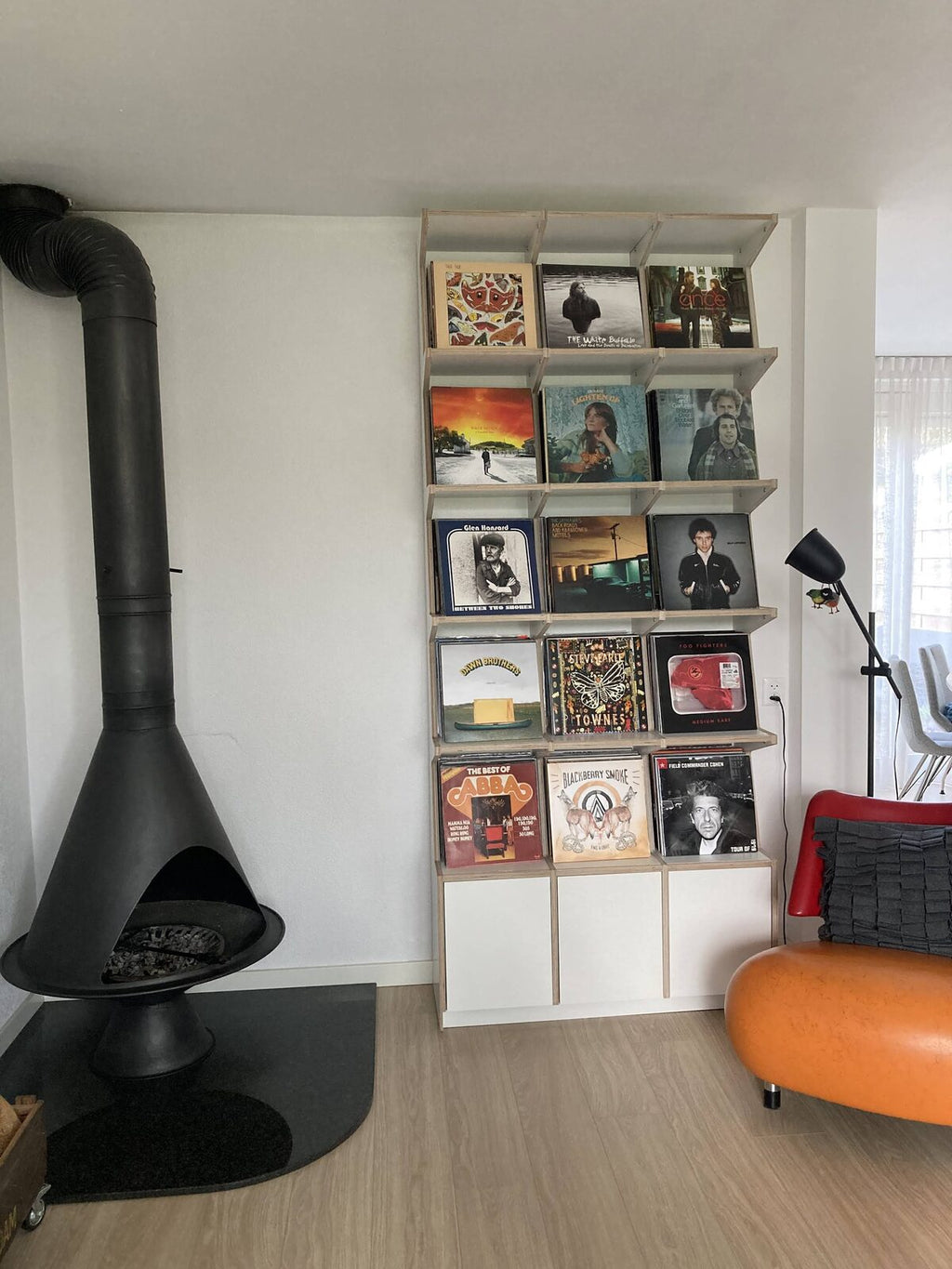 Ophon Coverfront record cabinet in birch plywood, white, three columns, five compartments high, with records standing cover-forward