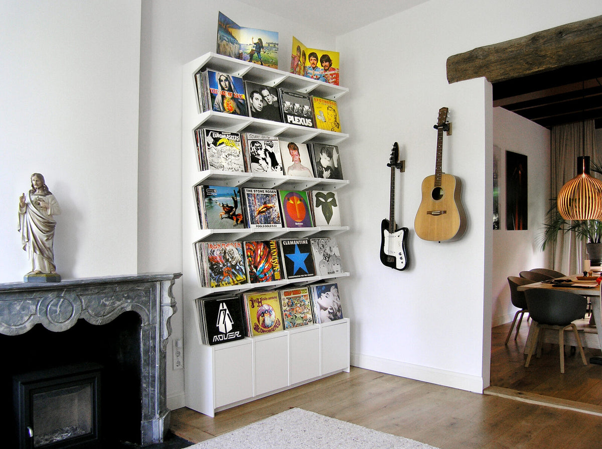 Ophon Coverfront record cabinet in sprayed MDF, white, four columns, five compartments high, with records standing cover-forward